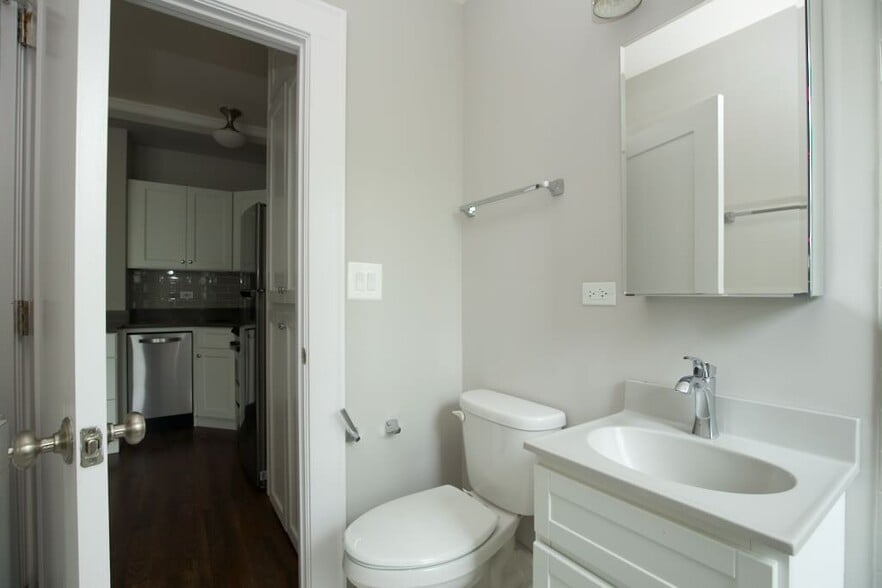 Building Photo - 817 W Lakeside Pl