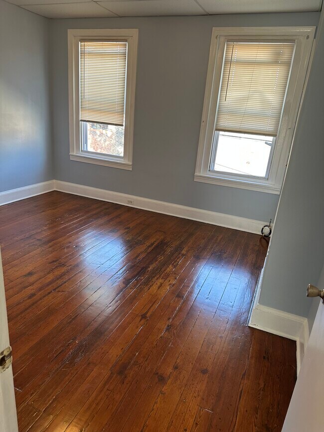 Building Photo - 1914 E Hazzard St