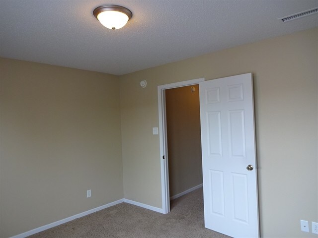 Building Photo - 489 Bourneside Dr