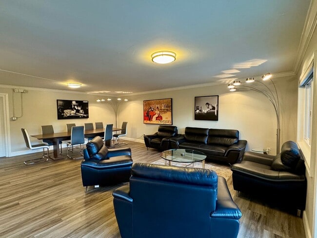 Building Photo - Large 2 bed 2 bath