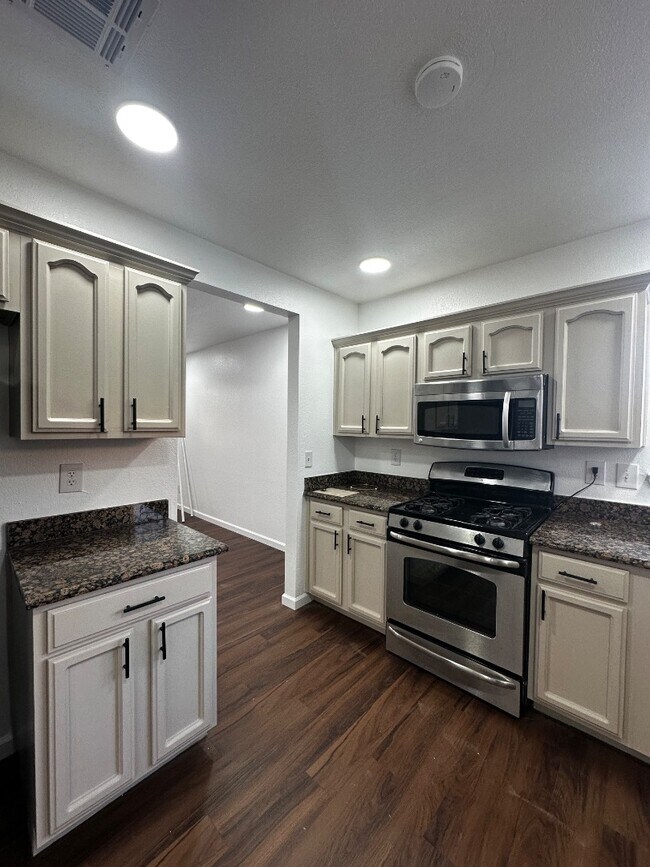 Building Photo - 7600 Plaza Redonda Dr