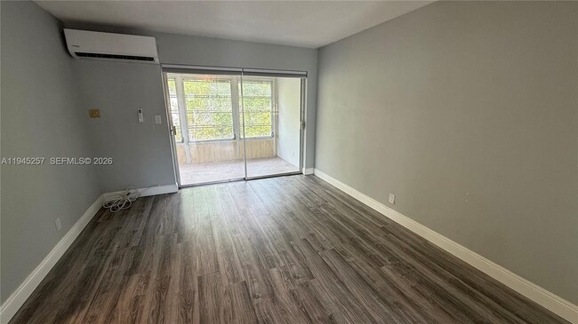 Building Photo - 2115 NE 42nd Ct