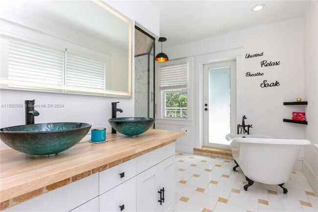 Building Photo - 18 NE 42nd St