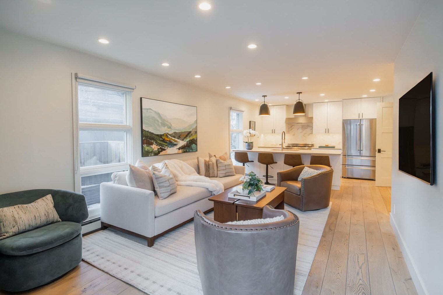 Building Photo - 800 E Hyman Ave