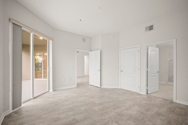 Building Photo - Beautiful Townhome in Laguna lakes 3 bedro...