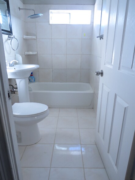 Building Photo - 934 Plaza Serena