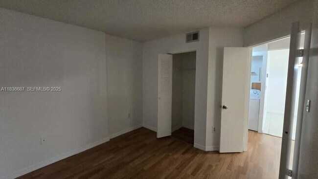 Building Photo - 301 Palm Way