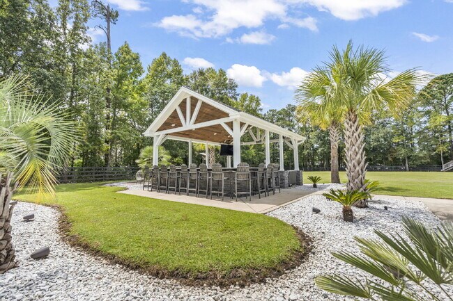 Building Photo - Peaceful and Luxury Living on 3+ Acres