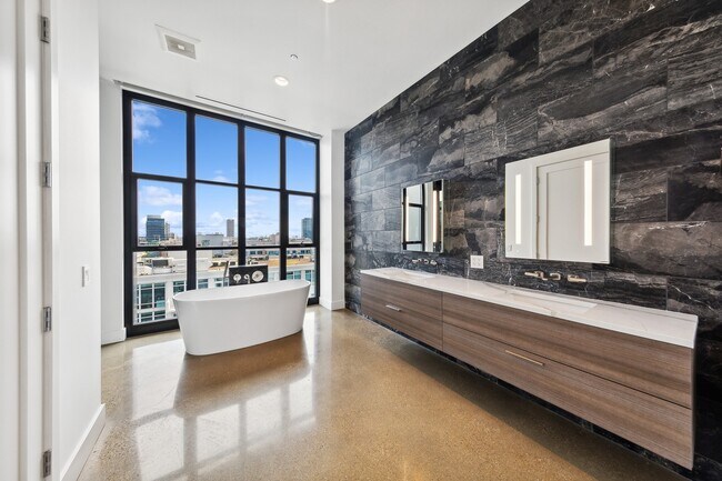 Building Photo - 900 W Washington Blvd