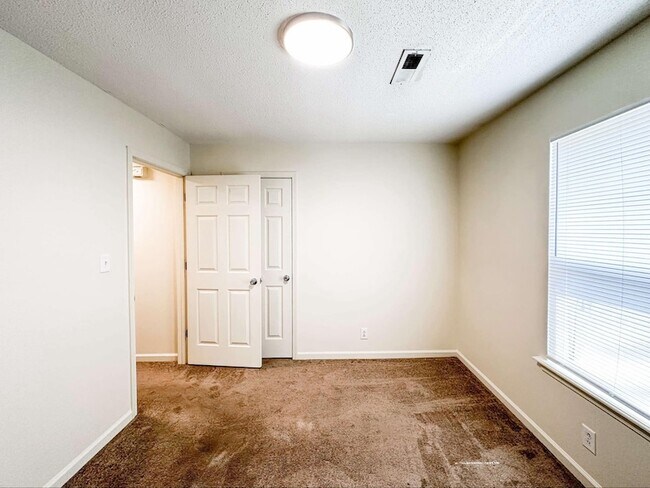 Building Photo - 470 Martha Ln