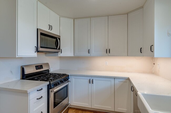 Building Photo - Updated 3-Bedroom Home! Modern Kitchen, Co...