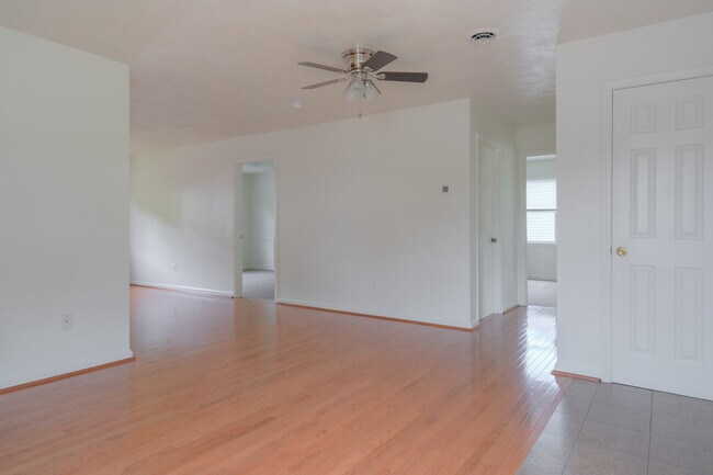 Building Photo - 907 Giles Rd