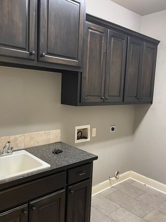 Building Photo - 3 Bedroom, 2 Full Bath, 2-car attached gar...