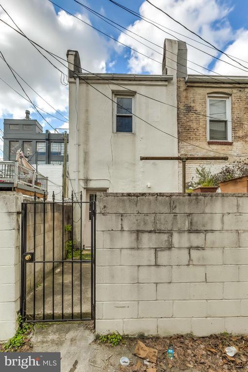 Building Photo - 2418 Hudson St