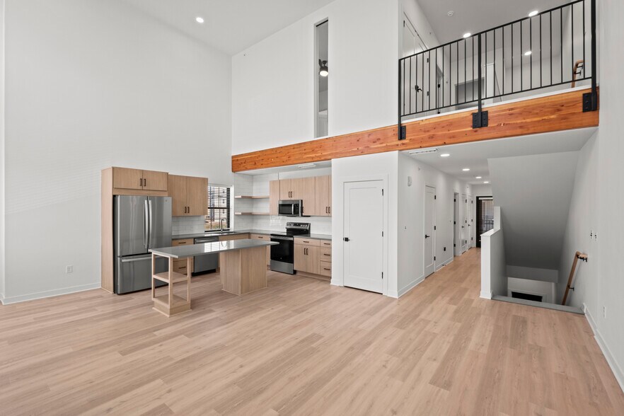 Building Photo - 3009 N Oak Trafficway