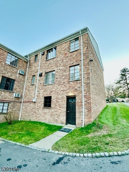 Building Photo - 63B Troy Dr