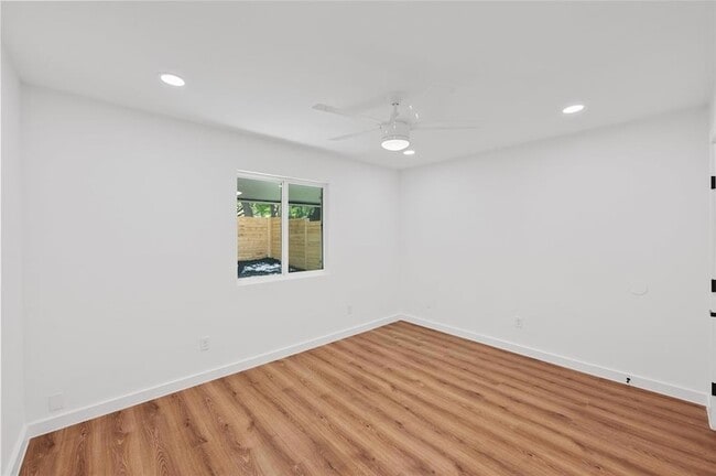 Building Photo - 6807 Woodhue Dr