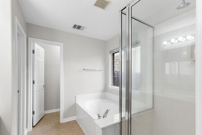 Building Photo - 2205 Speidel Dr