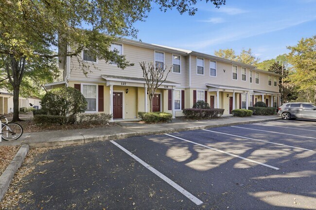 Building Photo - Conveniently located condo in Grantwood