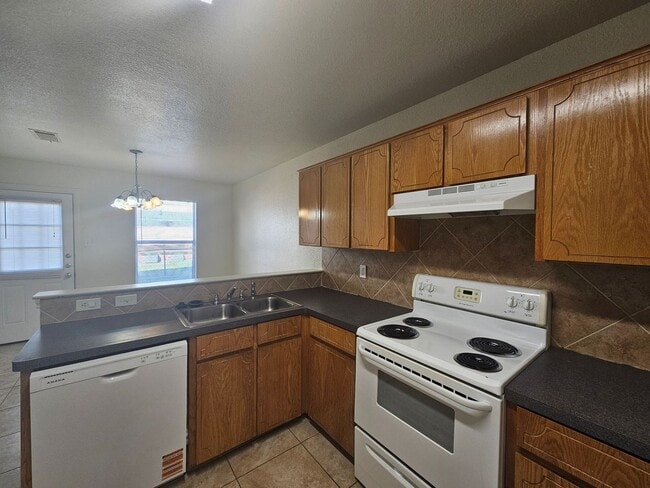 Building Photo - AVAILABLE NOW!