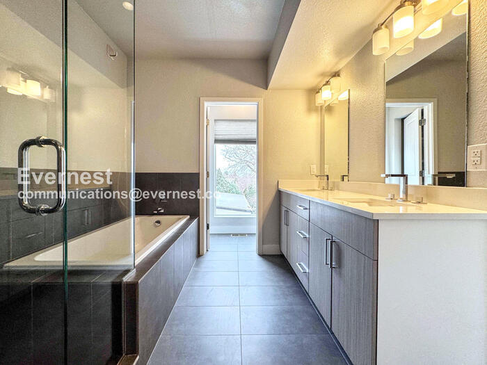 Building Photo - 8130 W 10th Ave