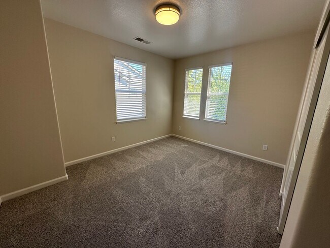 Building Photo - 1690 Spring Hill Dr
