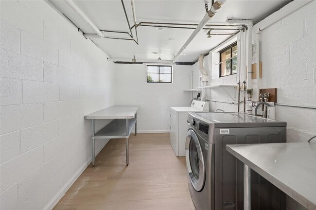 Building Photo - 119 Soundview Ave