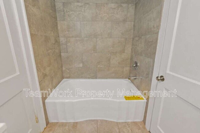 Building Photo - 3530 Admiral Dr
