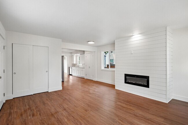 Building Photo - 131 E 70th St