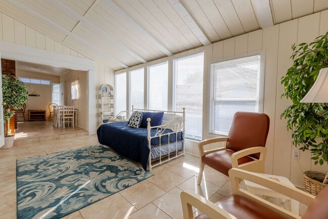 Building Photo - 640 S Columbia St