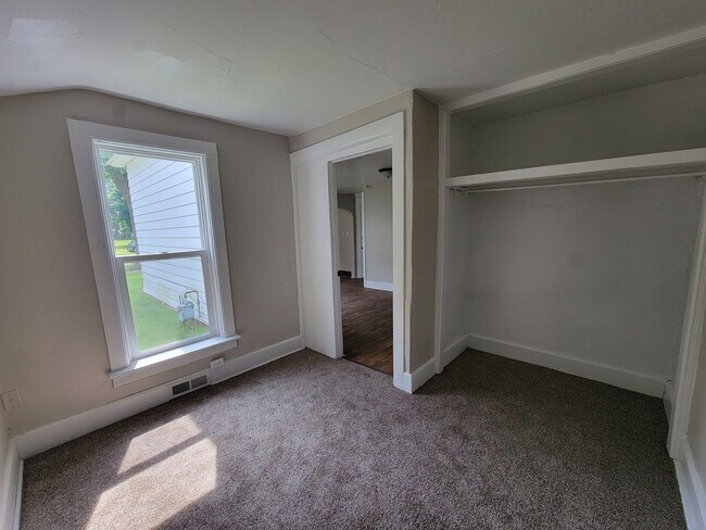 Building Photo - Updated 3-Bedroom, 1-Bathroom Home with Mo...