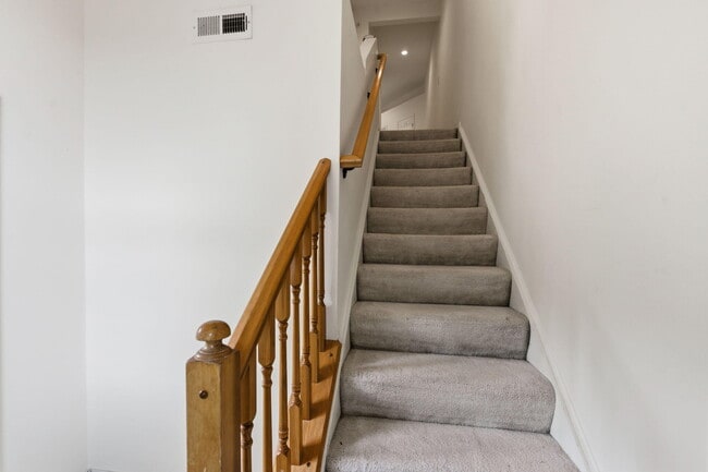 Building Photo - 323 Skyview Ct