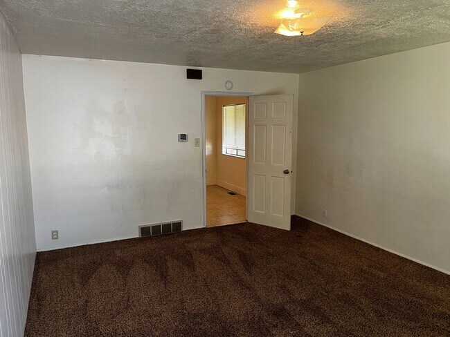 Building Photo - 568-574 E 200 S