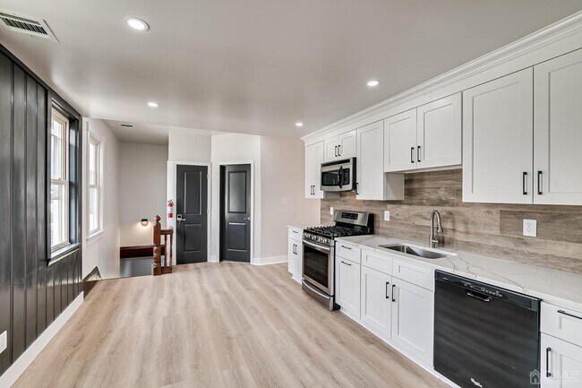 Building Photo - 324 Main St