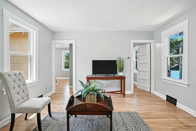 Building Photo - 35 Canna Dr