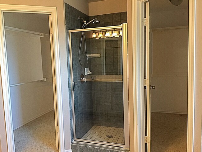 Building Photo - 1745 Sq. Ft.- Open Floor Plan- Edmond Schools