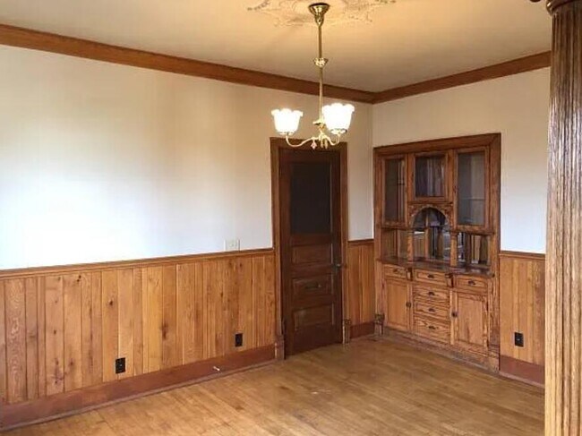 Building Photo - 526 W National Ave