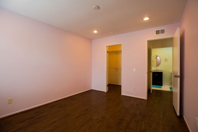 Building Photo - End Unit Townhome with Private Patio