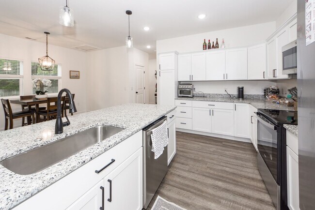 Building Photo - 4 Bedroom 3 Bath Home in Windsor Hill - North Charleston