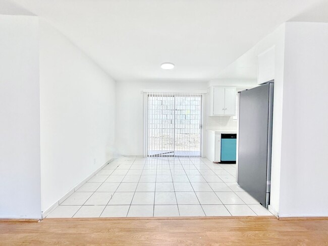 Building Photo - 540 E Hyde Park Pl