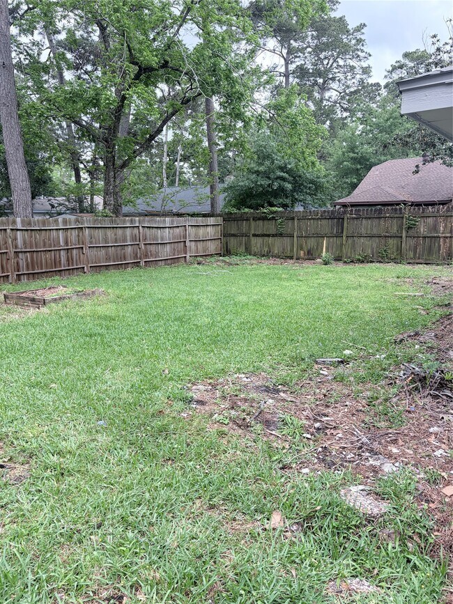 Building Photo - 2102 Lake Creek Dr