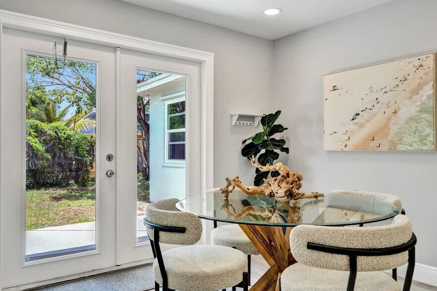 Building Photo - 1587 NE 30th St