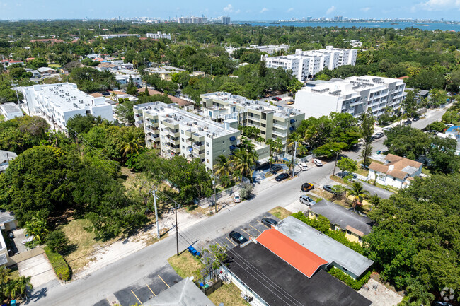 665 NE 83rd Ter - Biscayne Cove