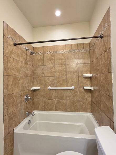 Building Photo - 214 Sagamore Hl