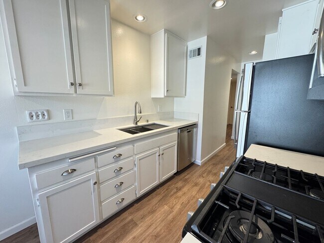 Building Photo - Beautiful & Bright 2Bd/1.5Ba Condo in Mission Viejo w/AC & Garage!