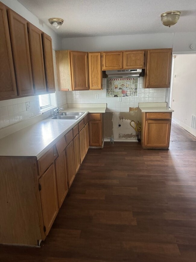 Building Photo - large 3bedroom 1 bathroom