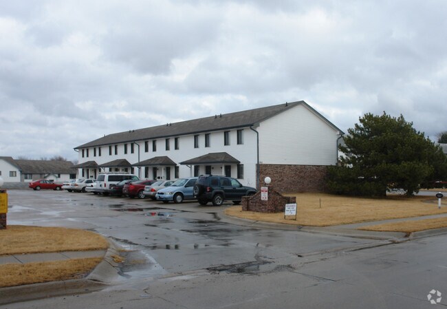 Primary Photo - 700-702 Golden Gate Cir