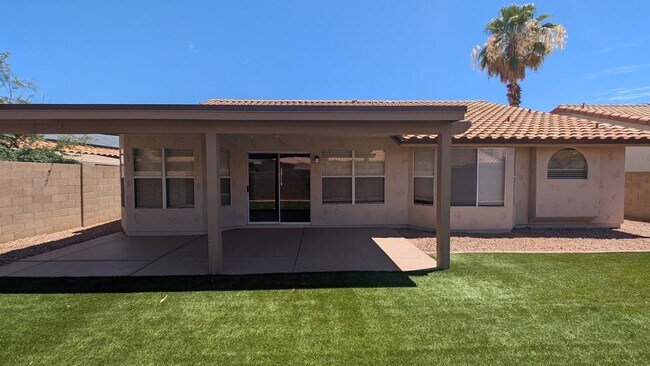 Building Photo - 3 Bedroom Plus an Office Home in the Candlewood Community Near S Cooper Rd and W Warner Rd!