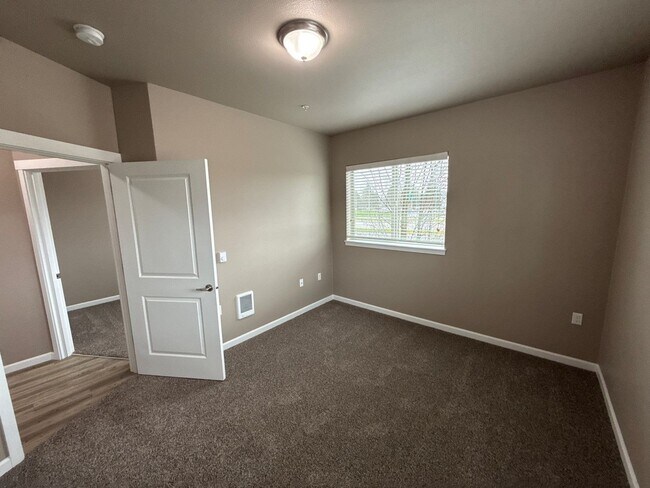 Building Photo - 4261 Hawthorne Ave NE