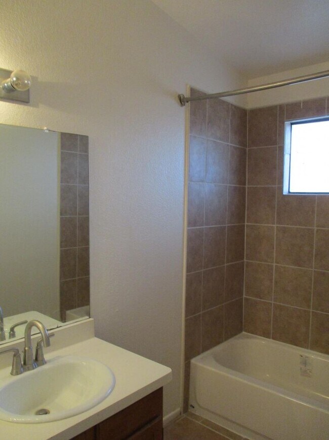 Building Photo - 2 Bedroom, 2 Bath
